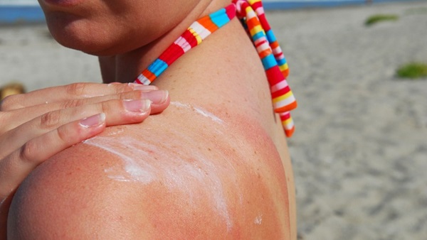 Appliquer de la crème solaire à la plage